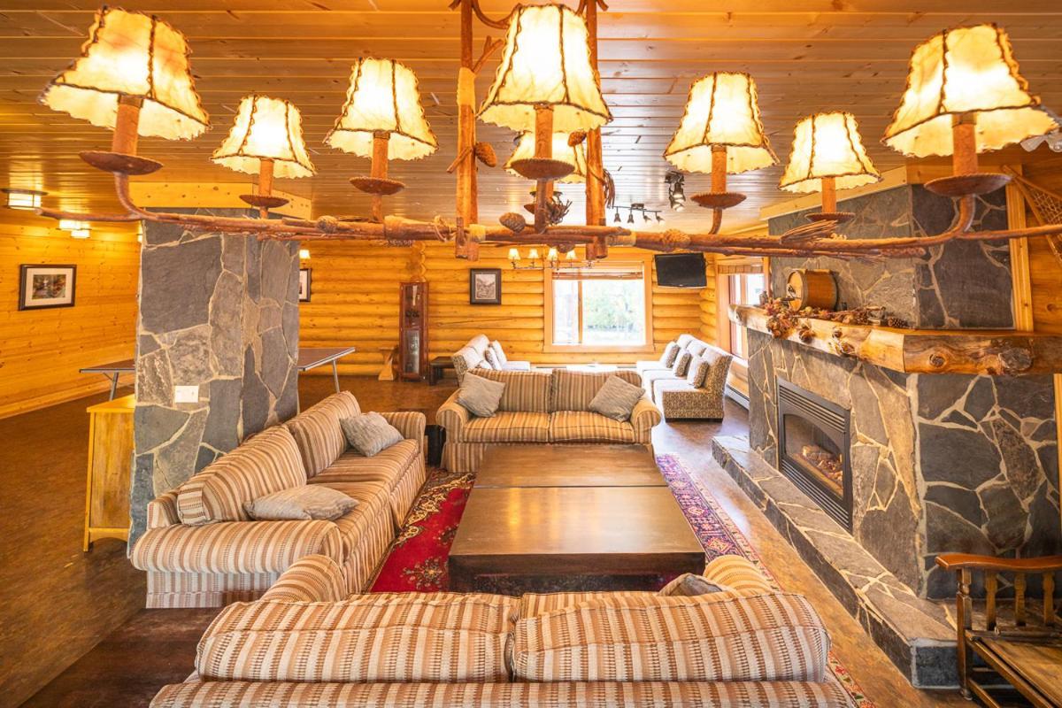Castle Mountain Chalets Extérieur photo