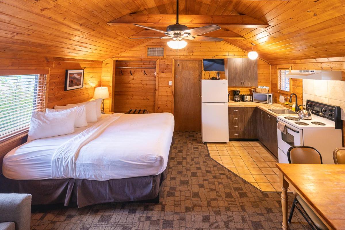 Castle Mountain Chalets Extérieur photo